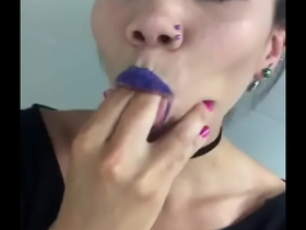 Veronica Golden se masturba en los aseos de concierto