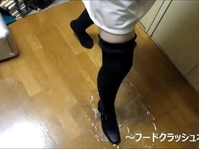 【fetish】Japanese girl food crush with Knee high socks strap shoes.